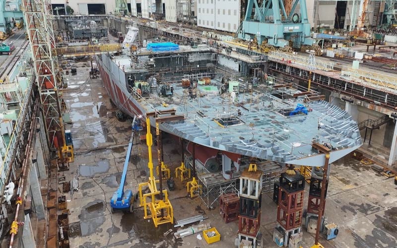 横浜港で船の建造を行っている様子