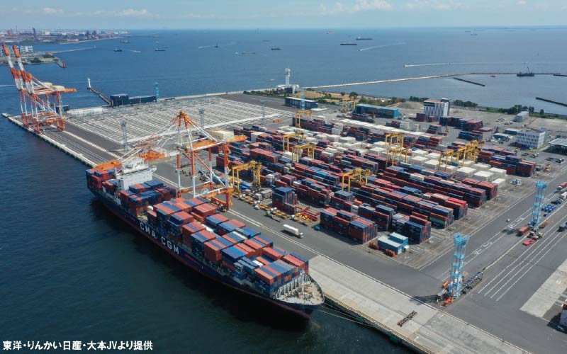 本牧ふ頭地区で貨物を積み下ろしている様子