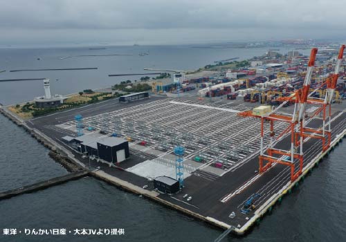 本牧ふ頭地区にコンテナが並んでいる様子