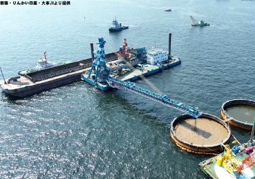 新本牧ふ頭地区 リクレーマ船中詰め