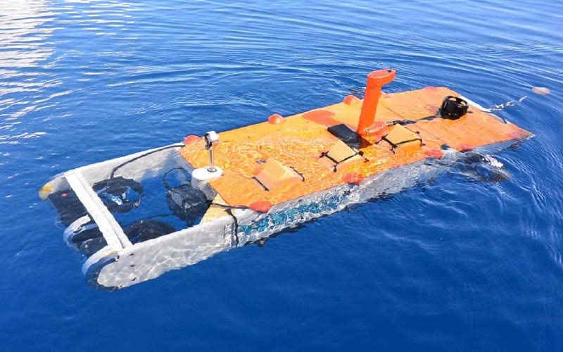 研究を行う機械が海に浮いている様子