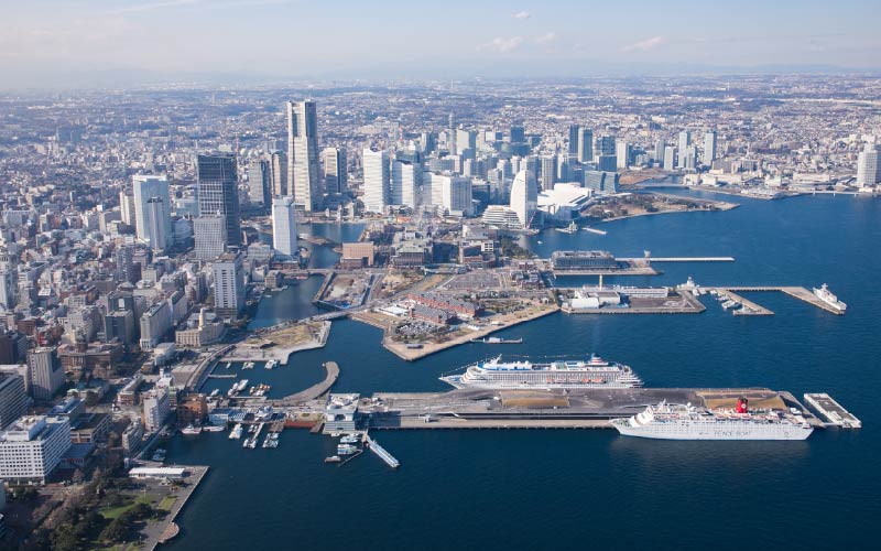 上空から見下ろす横浜港