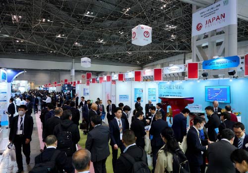 海洋産業イベントブースに人が集まっている様子