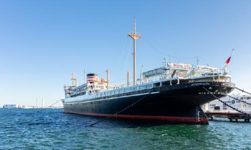 停泊する氷川丸