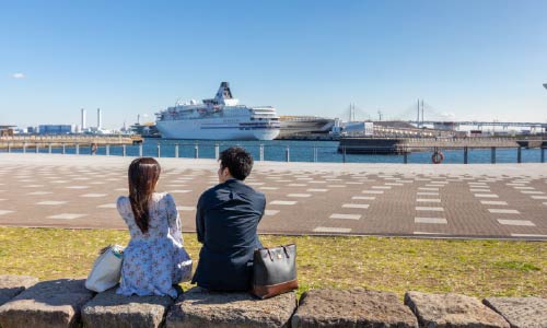 象の鼻パークの石に腰掛ける男女