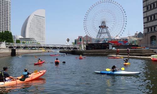 みなとみらいでSUP・カヤックを行なっている