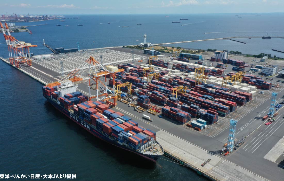 横浜港 本牧ふ頭地区の船にコンテナが積まれている様子。コンテナも並んでいる