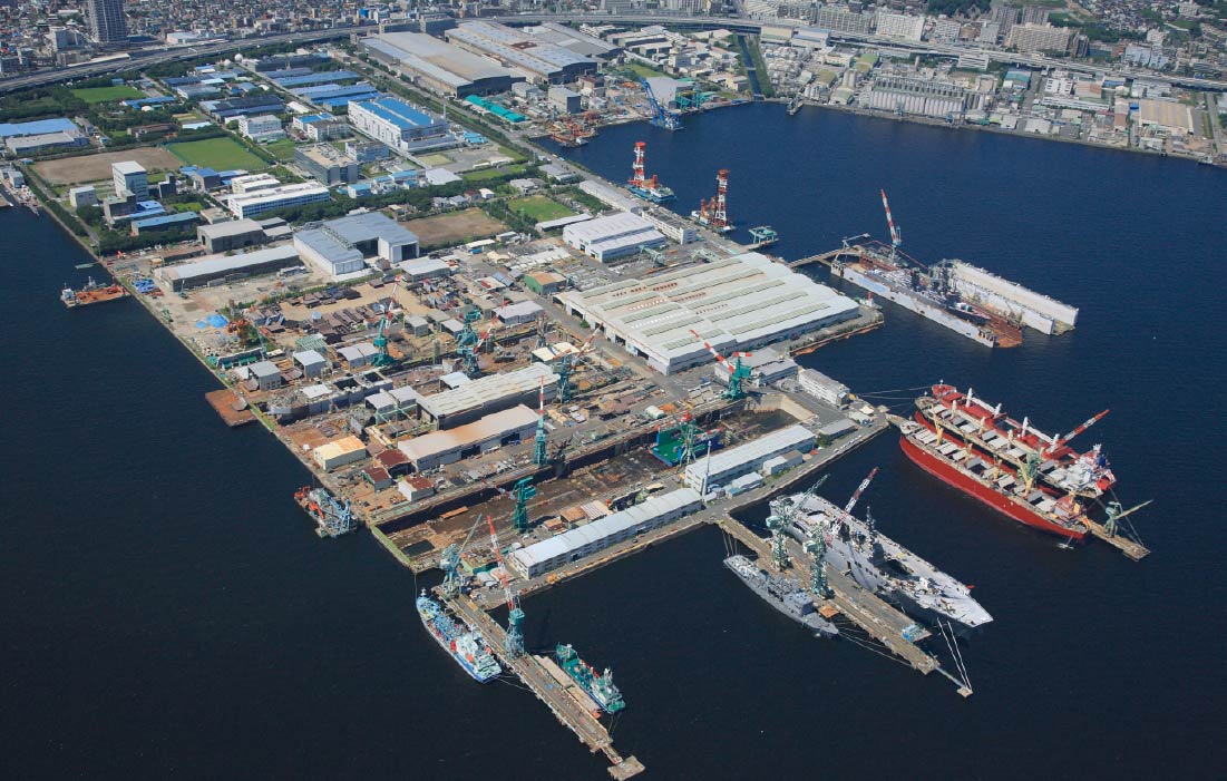 大型船舶やクレーンが並ぶ、広大な造船所の全景を捉えた空撮写真
