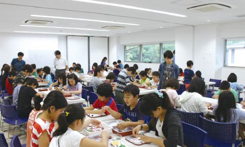 室内で標本を使い学習・作業をする子ども達