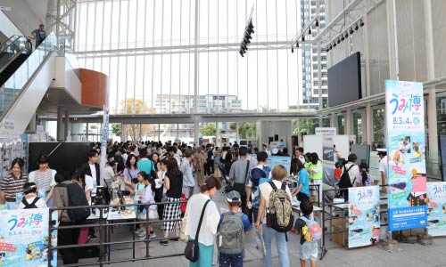 うみ博ブースに多くの人が集まっている様子